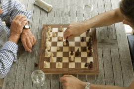 Empresária pensando em como jogar xadrez conceito estratégia de negócios  para vencer